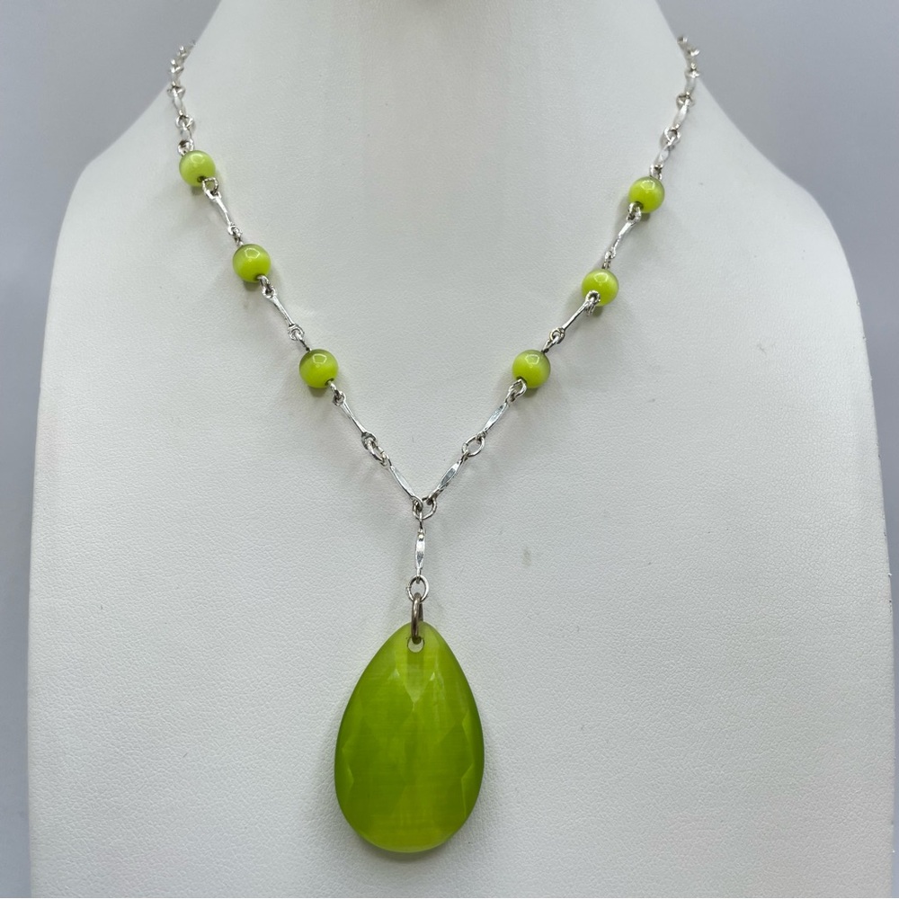 Vintage Avon Green Cat Eye Teardrop Pendant Necklace Silver Beaded Chain